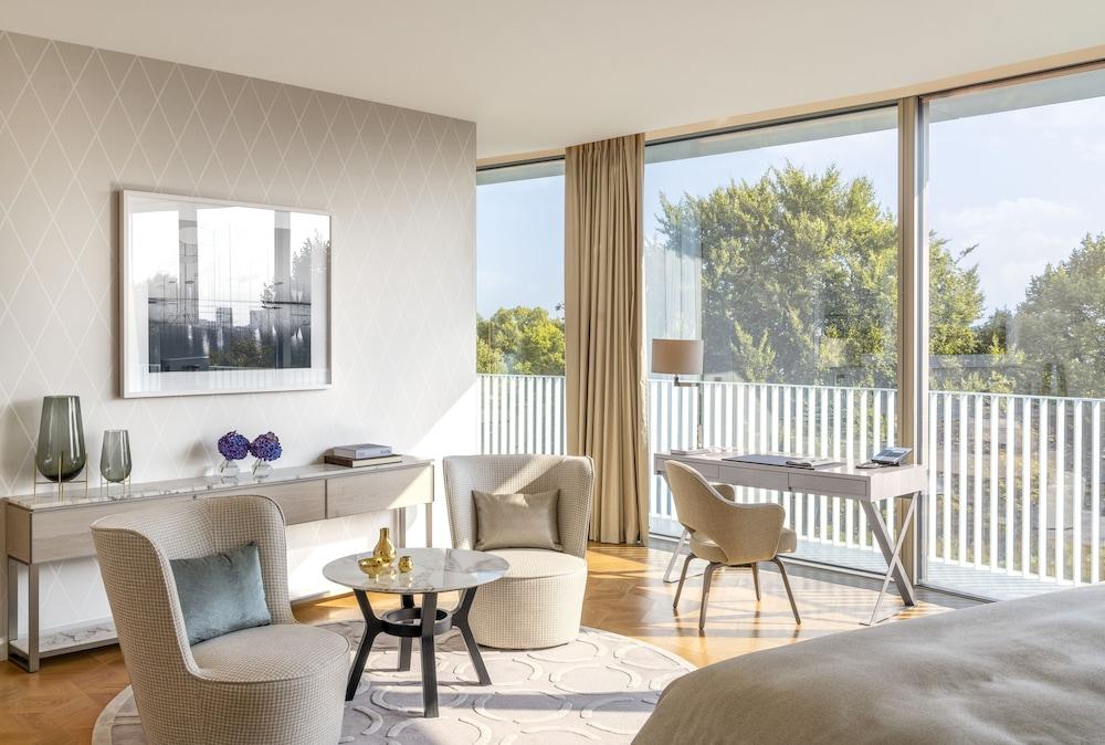 The Fontenay Хамбург Екстериор снимка A guest room at the West Hollywood hotel