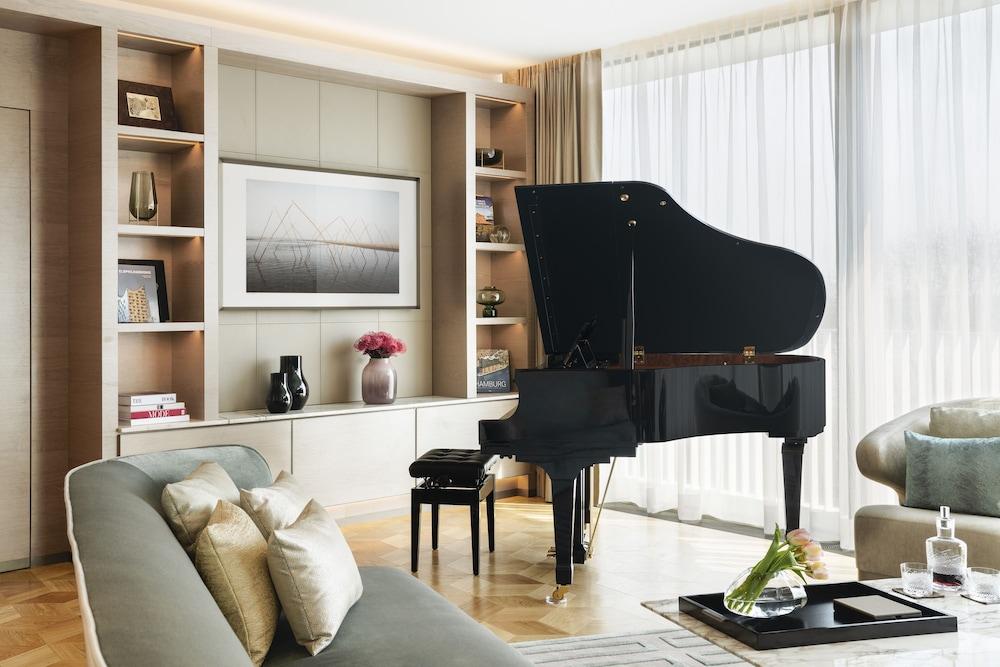 The Fontenay Хамбург Екстериор снимка A piano in a living room