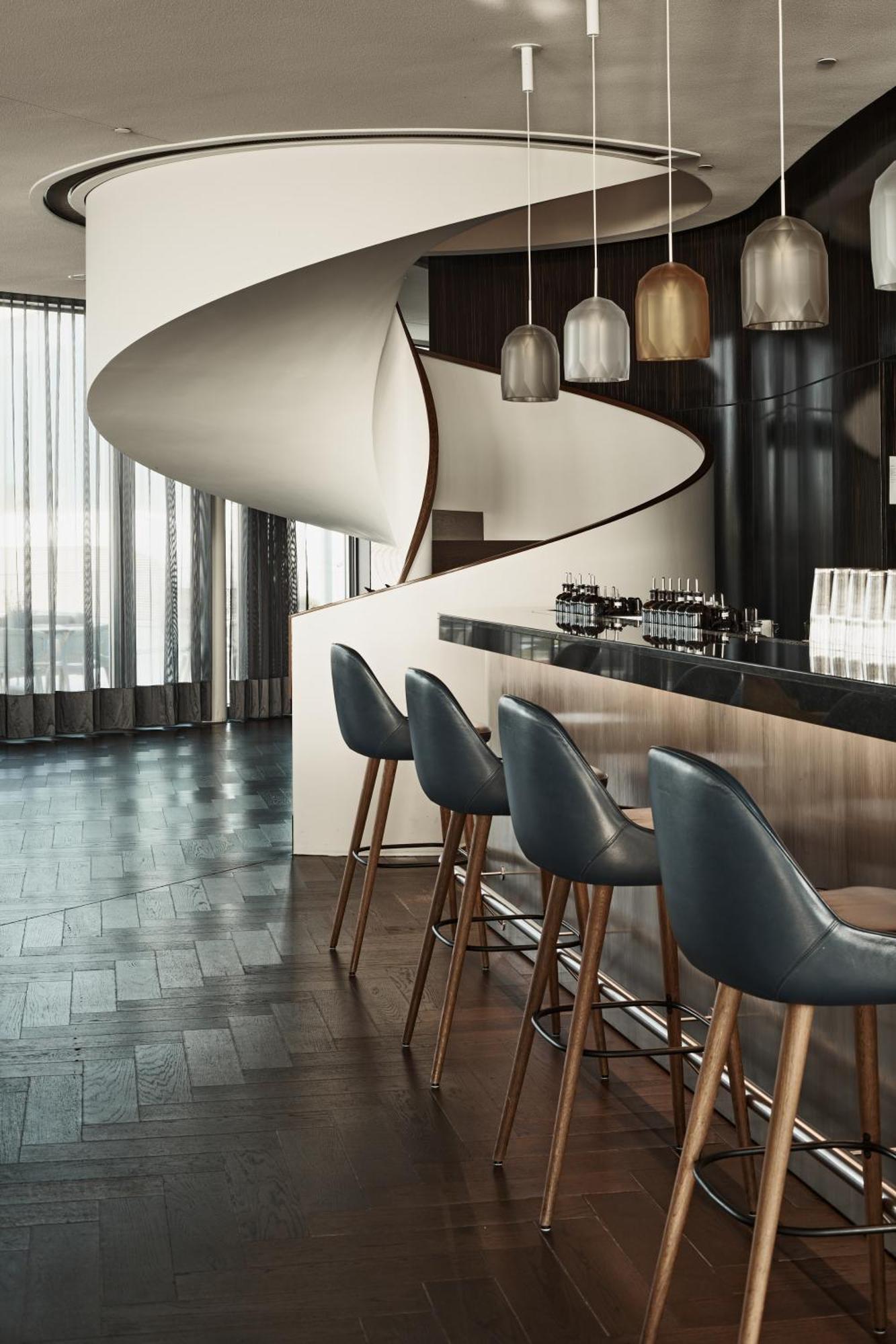 The Fontenay Хамбург Екстериор снимка The bar at the 101 Sky Bar