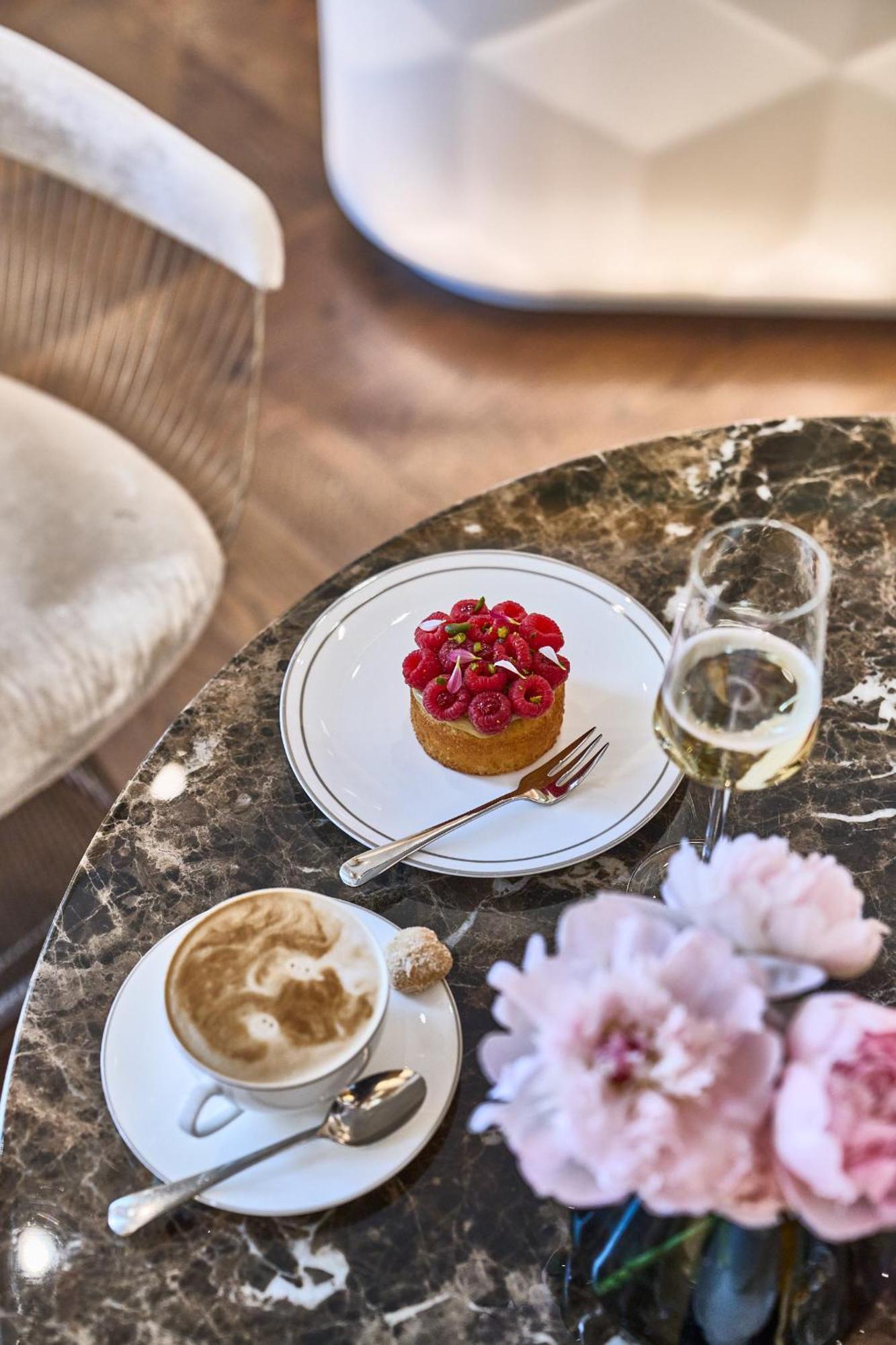 The Fontenay Хамбург Екстериор снимка A raspberry tart
