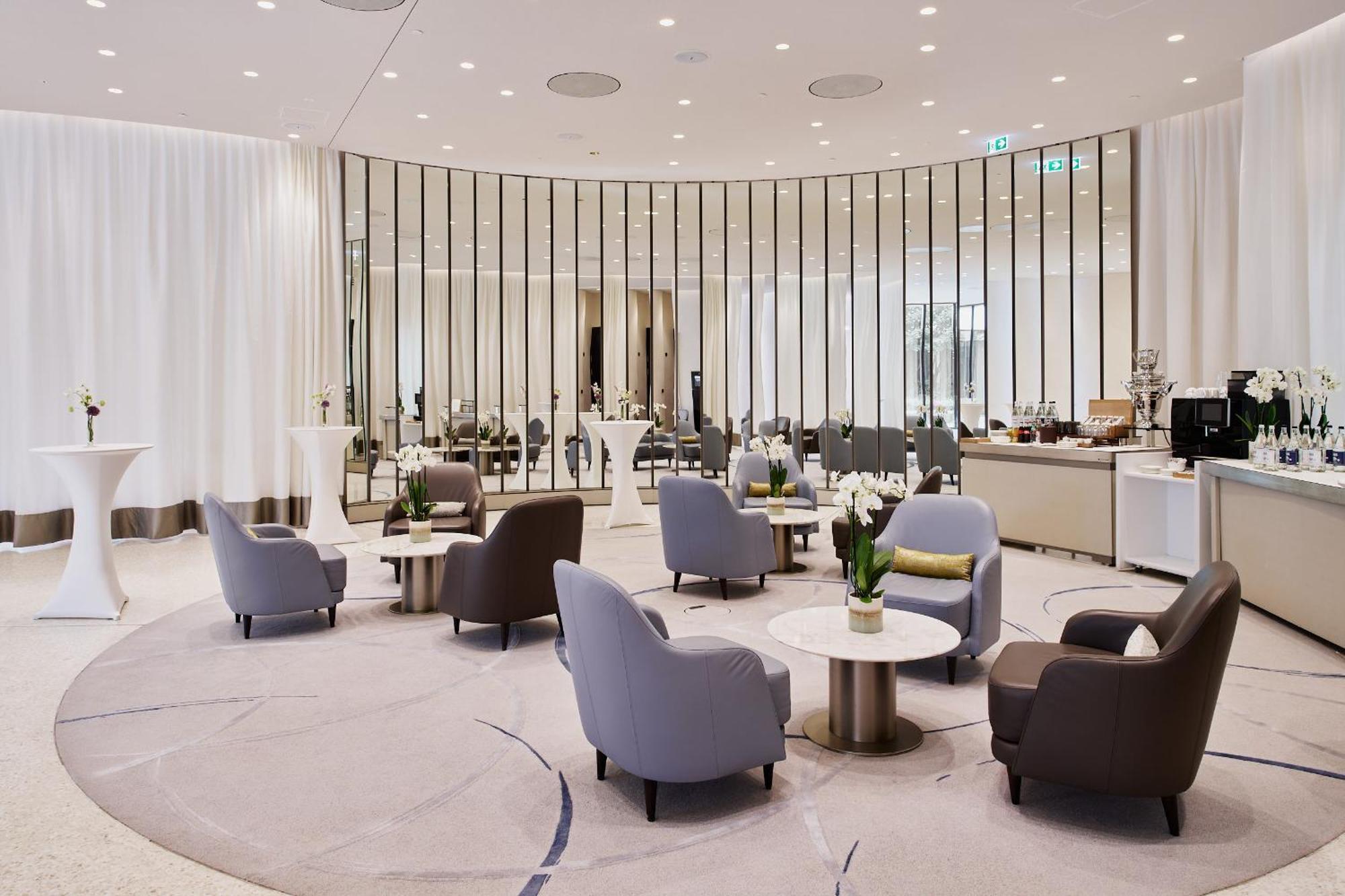 The Fontenay Хамбург Екстериор снимка The lounge at the airport