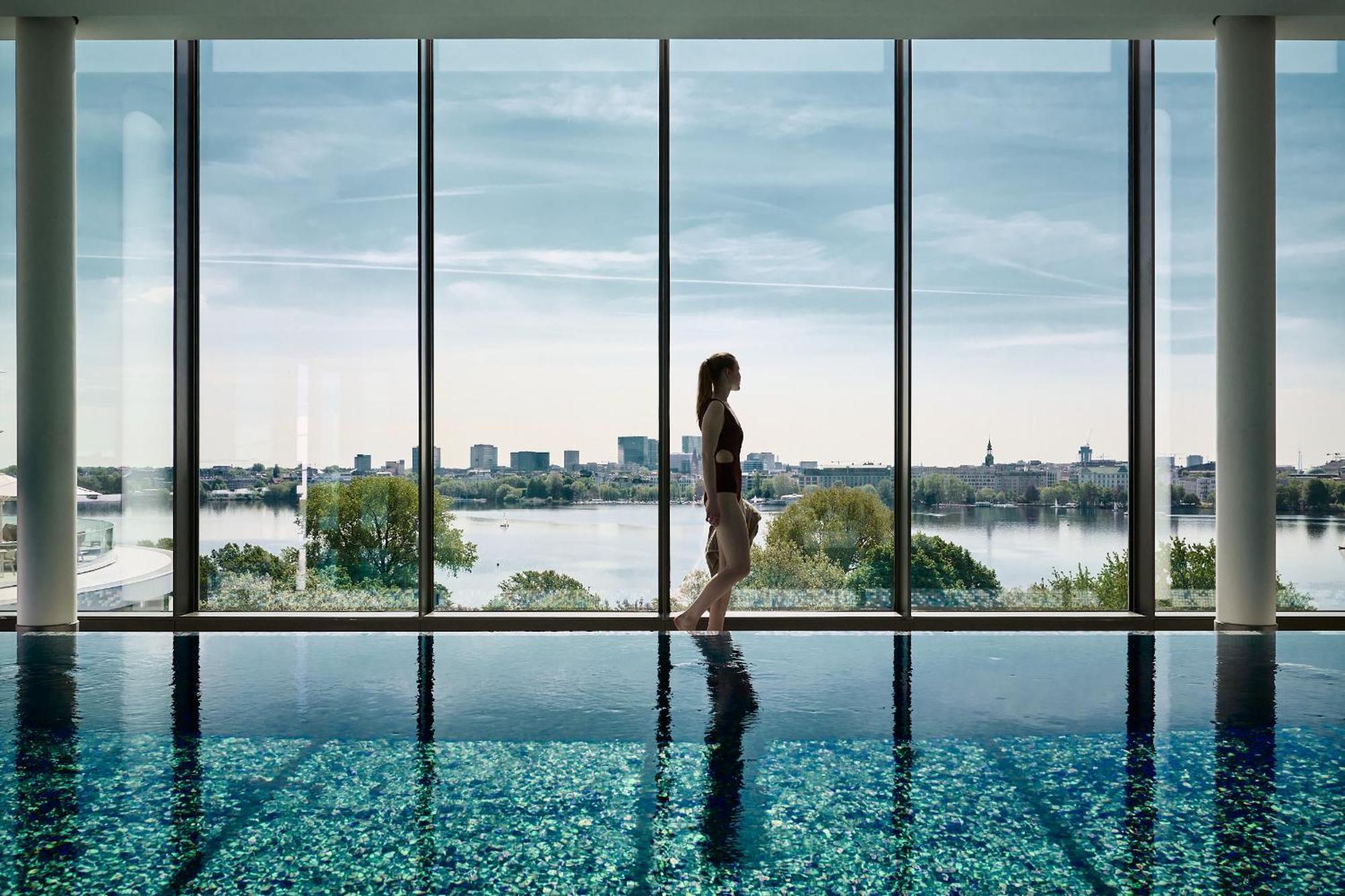 The Fontenay Хамбург Екстериор снимка The Sky Pool