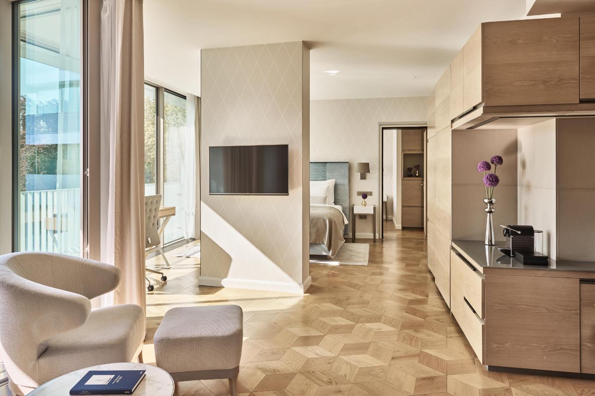 The Fontenay Хамбург Екстериор снимка Interior of a suite