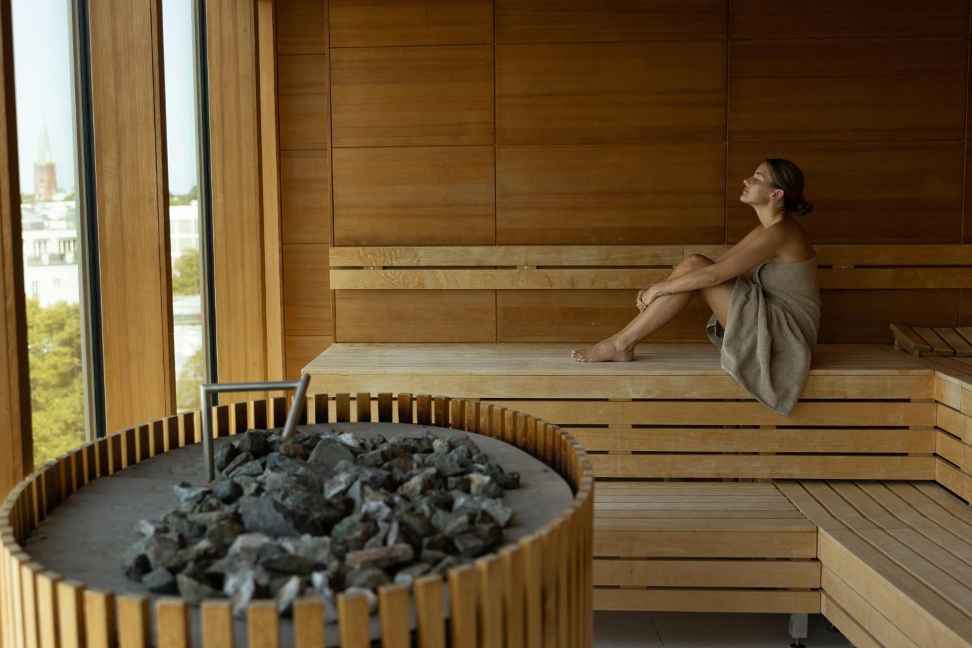 The Fontenay Хамбург Екстериор снимка A woman in a Finnish sauna